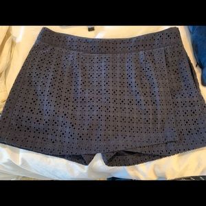Eyelet skort